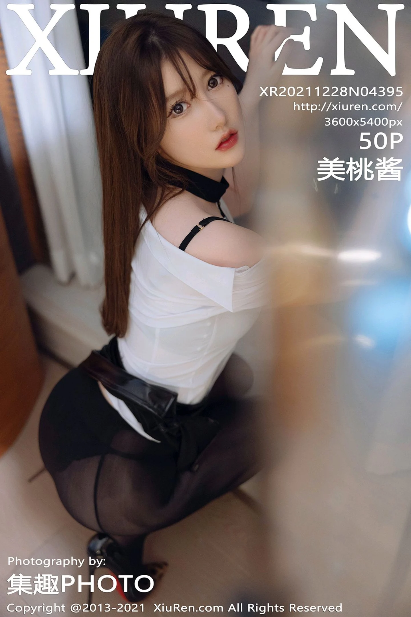[XiuRen秀人网]VOL.4395 模特美桃酱脱白T黑色皮裙露精致黑色内衣秀完美身材诱惑写真50P-秀人网官方网站